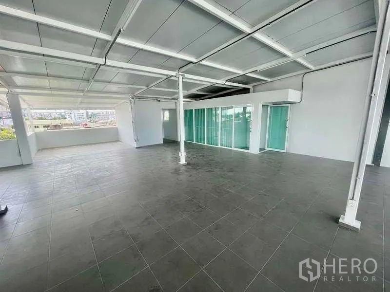 สำนักงานที่บ้าน ให้เช่าหรือขายในBang Kapi, Bangkok - พื้นที่ทำงานสว่าง แบ่งโซนด้วยผนังกระจกและประตูกระจกออกสู่ระเบียง