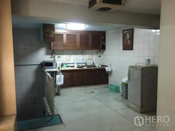 อาคารพาณิชย์ ให้เช่าในPhra Khanong, Bangkok - ครัวปูกระเบื้องพร้อมตู้ไม้ ซิงก์ ไมโครเวฟ และตู้เย็น