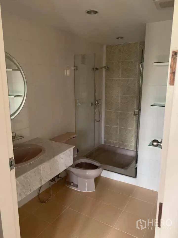 联排别墅 for rent in Watthana, Bangkok - 浴室设玻璃淋浴间、台盆和坐便器。