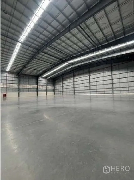 货栈 出租在Mueang Rayong, Rayong - 仓库内部空间宽敞，钢结构高挑屋顶，天窗带来充足采光，地面为抛光混凝土。