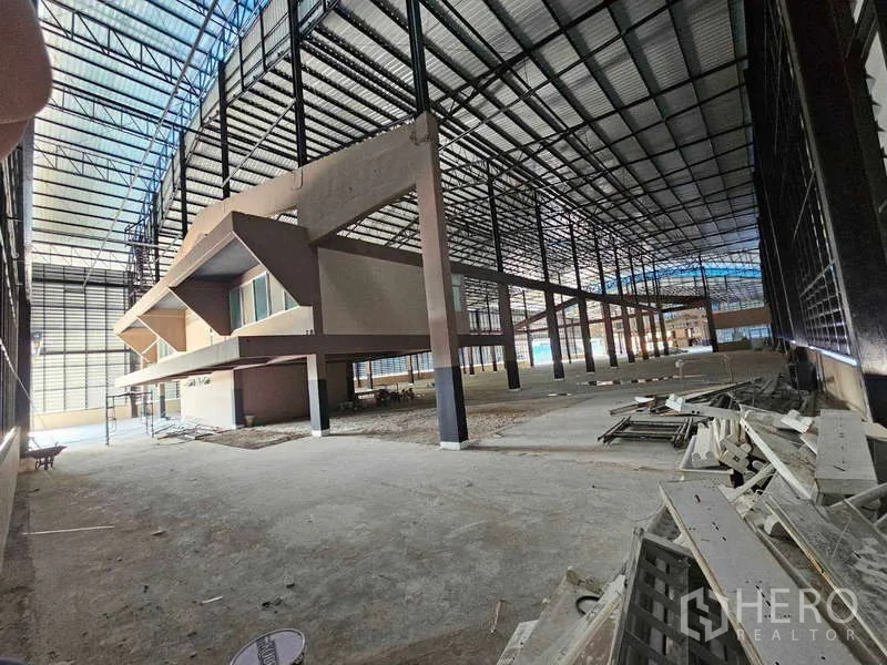 工厂 出租在Chon Buri - 厂房内部另一角度，可见夹层办公室与钢柱
