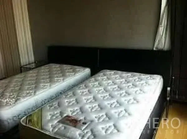 คอนโด ให้เช่าในRatchathewi, Bangkok - ห้องนอนพร้อมที่นอนเดี่ยวสองหลังบนฐานเตียง รับแสงธรรมชาติ