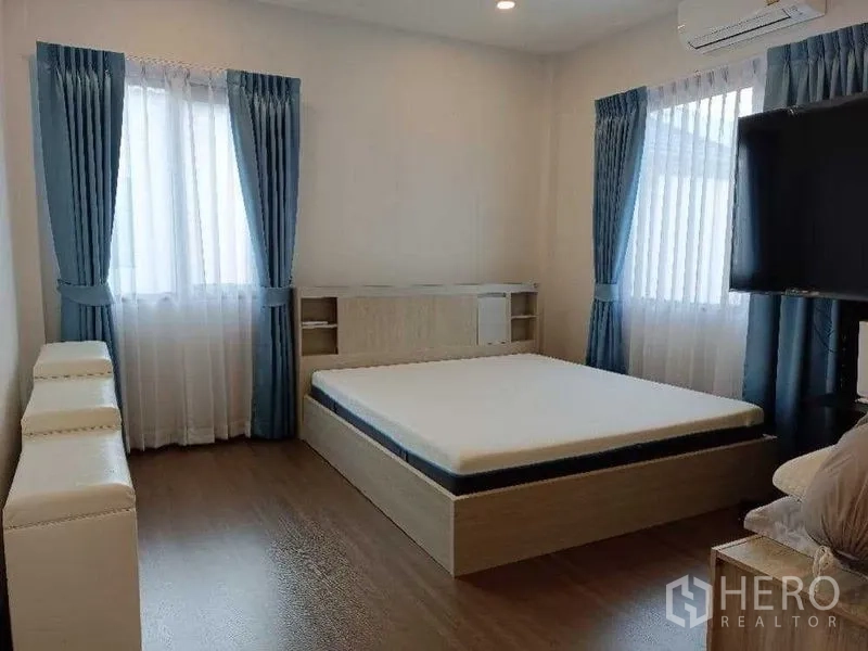 บ้าน ให้เช่าในMueang Nonthaburi, Nonthaburi - ห้องนอนมาสเตอร์โปร่ง มีทีวี หน้าต่างขนาดใหญ่ และผ้าม่านสีน้ำเงิน