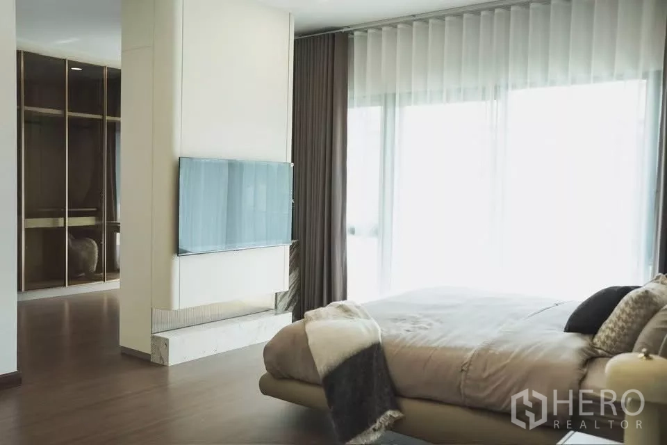 Detached House for rent in Bang Phli, Samut Prakan - Spacious master bedroom with large windows, soft drapes and access to a walk-in closet.