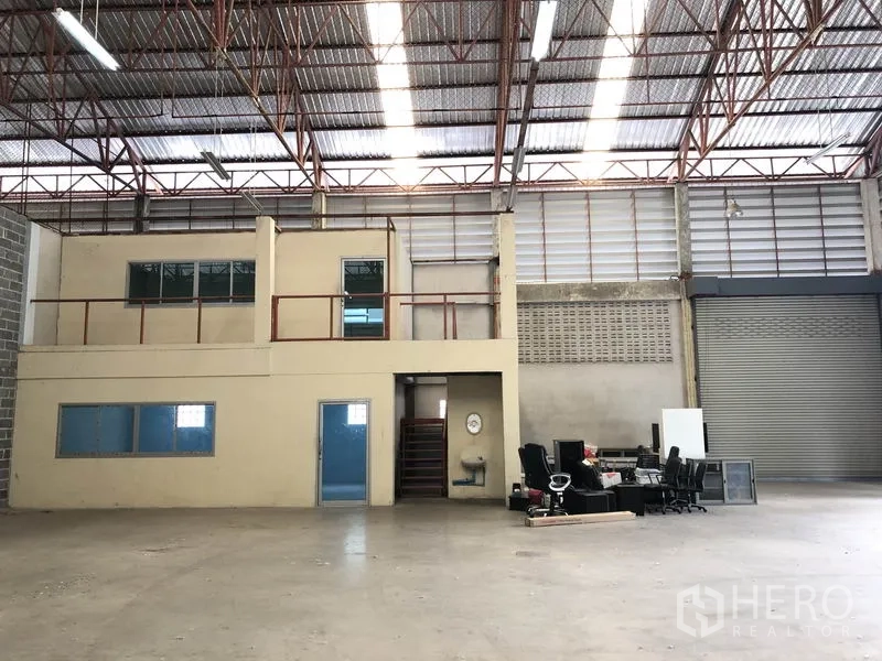 货栈 出租在Khlong Sam Wa, Bangkok - 宽敞仓库大厅，夹层办公室与楼梯，顶置照明。