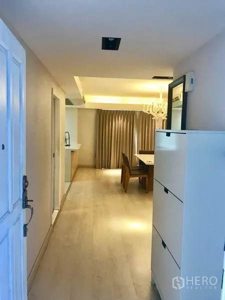 คอนโด ให้เช่าในWatthana, Bangkok - ห้องครัวเปิดพร้อมอ่างล้างจานคู่ มองเห็นโต๊ะอาหารและโซนพักผ่อน