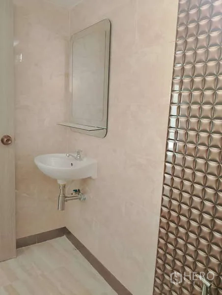 工厂 出租或出售在Sai Noi, Nonthaburi - 洗手间带镜子、白色洗手盆及立体纹理墙砖。