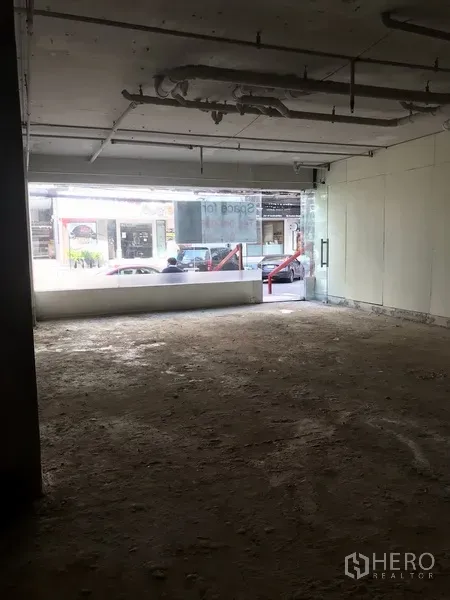 零售空间 出租在Khlong Toei, Bangkok - 临街零售铺未装修，宽大玻璃门面与玻璃门，采光良好。