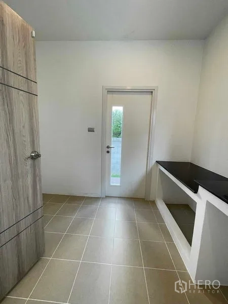 บ้าน ขายในNuea Khlong, Krabi - ห้องงานบ้านพร้อมเคาน์เตอร์บิวต์อิน อ่างล้าง และประตูออกสวนหลังบ้าน