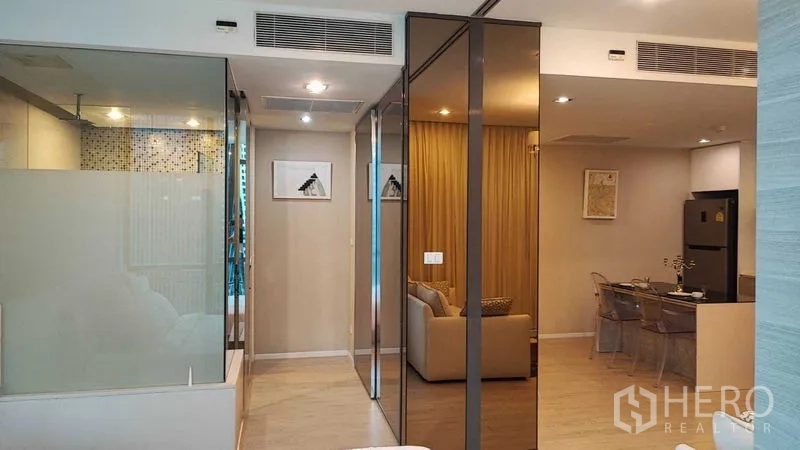 คอนโด ให้เช่าในWatthana, Bangkok - โถงทางเดินตู้บานกระจกและผนังกระจก เชื่อมต่อสู่โซนนั่งเล่นและรับประทานอาหาร