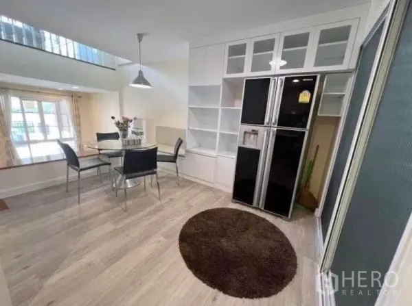 ทาวน์เฮาส์ ให้เช่าในPhra Khanong, Bangkok - มุมรับประทานอาหารสว่าง โปร่ง โต๊ะกลม โคมไฟแขวน ตู้บิลท์อินสีขาวและตู้เย็นสองประตูข้างที่นั่งริมหน้าต่าง