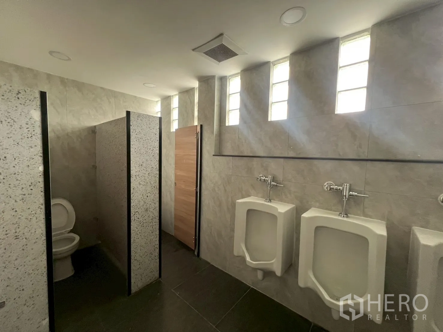 สำนักงาน ให้เช่าในWatthana, Bangkok - ห้องน้ำชายพร้อมโถปัสสาวะ ห้องส้วม และผนังปูกระเบื้อง