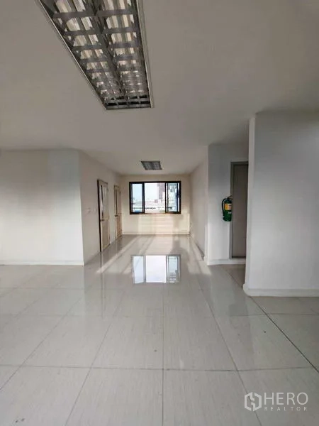 Office Space for rent in Bang Kho Laem, Bangkok - Bright office zone with large windows, glossy floor and internal doors.