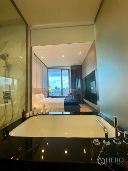 公寓 出租或出售在Bang Rak, Bangkok - 浸泡浴缸可眺望卧室与大窗外的城市景色