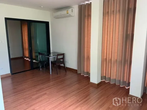 Detached House for rent - Bright living area with wood floors, curtains, sliding glass door and split-type air conditioner.