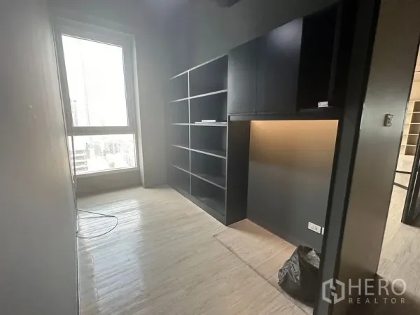 办公空间 出租在Bang Rak, Bangkok - 带黑色嵌入式书架的小型独立办公室，窗外城市景观