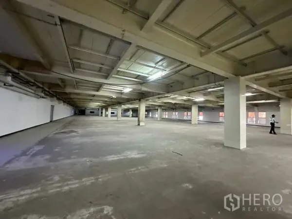 โรงงาน ให้เช่าหรือขายในThanyaburi, Pathum Thani - ฮอลล์ผลิตสไตล์คลังสินค้าพื้นที่กว้าง เพดานสูง มีเสาค้ำรับน้ำหนัก