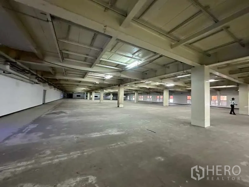 โรงงาน ให้เช่าหรือขายในThanyaburi, Pathum Thani - ฮอลล์ผลิตสไตล์คลังสินค้าพื้นที่กว้าง เพดานสูง มีเสาค้ำรับน้ำหนัก