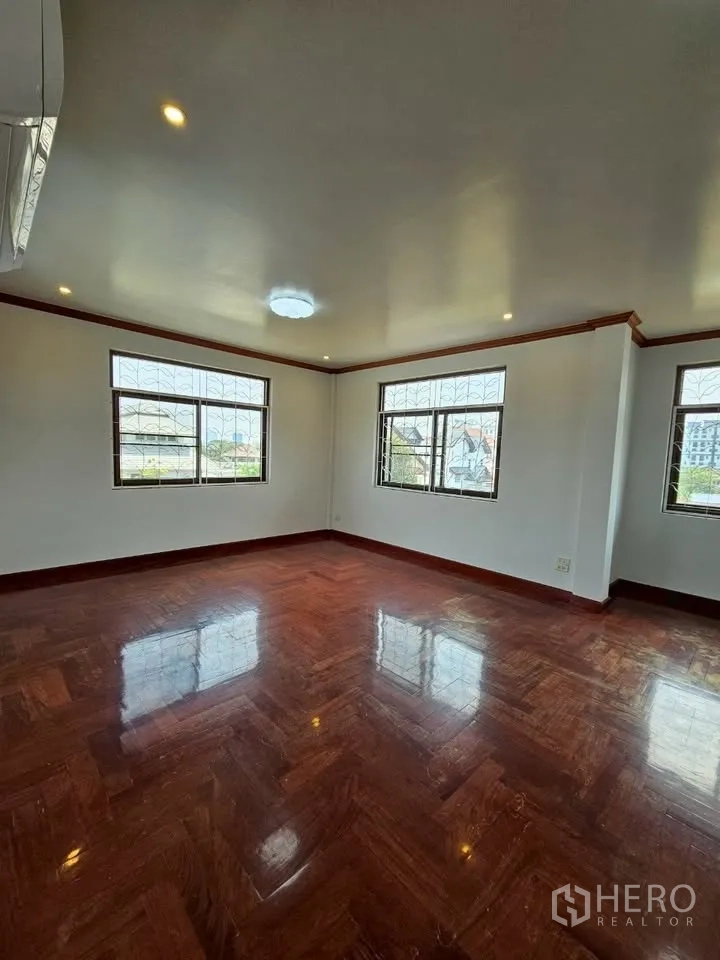 สำนักงานที่บ้าน for rent in Wang Thonglang, Bangkok - ห้องมุมขนาดใหญ่ หน้าต่างหลายบานพร้อมเหล็กดัด พื้นปาร์เกต์เงา