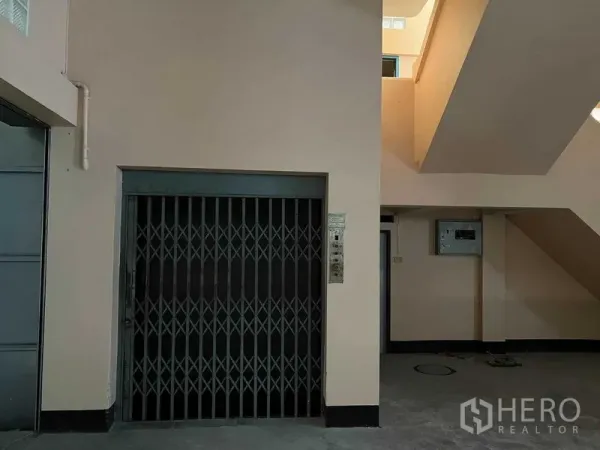 คลังสินค้า ให้เช่าในBang Khun Thian, Bangkok - ลิฟต์ขนของภายในแบบประตูรั้วพับ อยู่ติดกับบันไดในตัวโกดัง