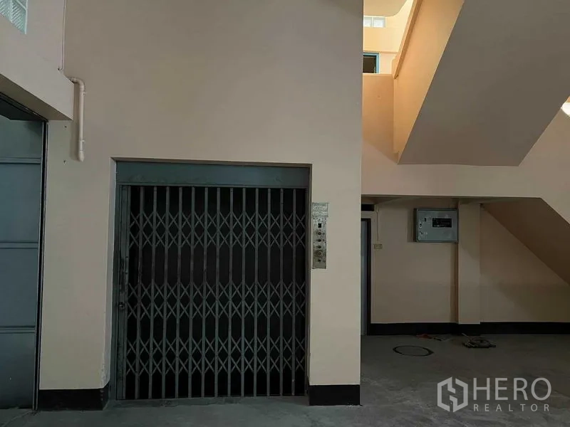 คลังสินค้า ให้เช่าในBang Khun Thian, Bangkok - ลิฟต์ขนของภายในแบบประตูรั้วพับ อยู่ติดกับบันไดในตัวโกดัง