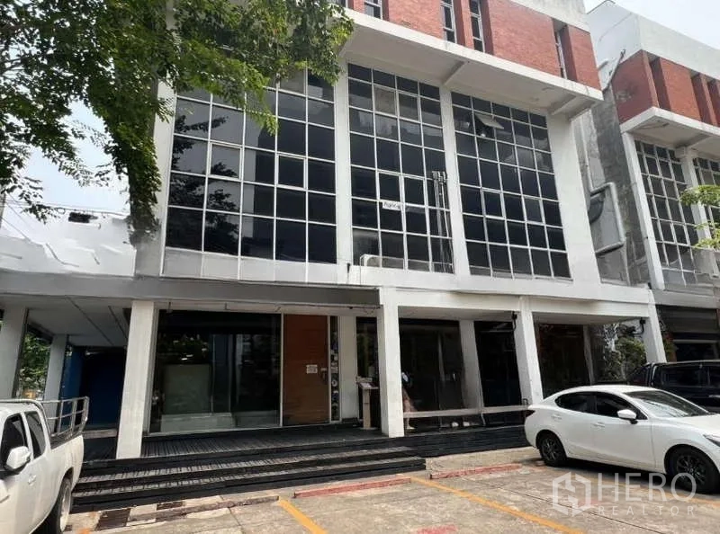 店屋 出租或出售在Khlong Toei, Bangkok - Ekkamai临街商铺外观，整面落地玻璃立面与停车位