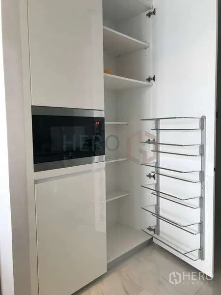 คอนโด ให้เช่า - ตู้แพนทรีบิลต์อิน ชั้นเปิดและราวเลื่อนจัดเก็บ