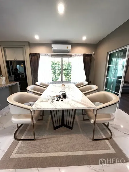 บ้าน ให้เช่าหรือขายในBang Khen, Bangkok - มุมทานอาหาร โต๊ะหินอ่อนยาว เก้าอี้บุนวม เห็นวิวสวน