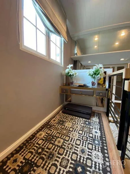 บ้าน ให้เช่าหรือขายในBueng Kum, Bangkok - โถงชั้นบน โต๊ะคอนโซล พรมลาย และหน้าต่างด้านข้าง