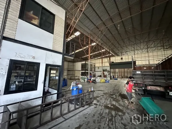 工厂 出租在Bang Bua Thong, Nonthaburi - 生产车间，高钢桁架屋顶与夹层办公室。