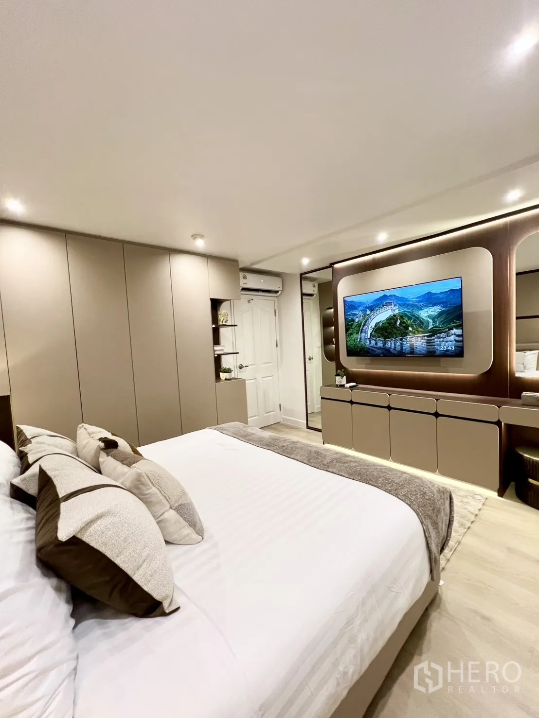 公寓 for sale in Yan Nawa, Bangkok - 主卧对面墙的电视与收纳柜及镜面设计。