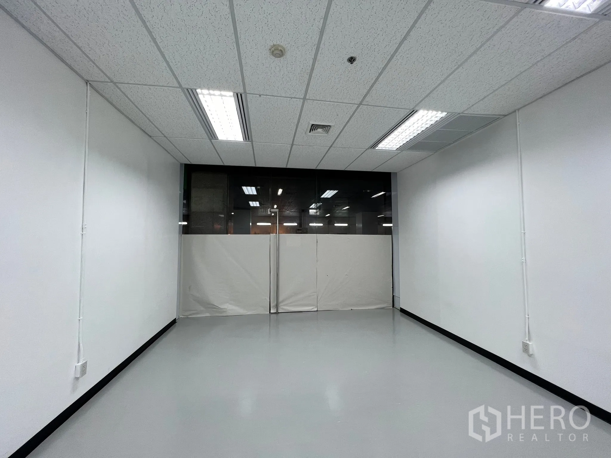 พื้นที่ขายปลีก ให้เช่าในWatthana, Bangkok - ผังห้องสี่เหลี่ยมยาว มองไปยังประตูกระจก ด้านในสะอาดโล่ง