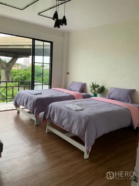 带办公室的家 出租或出售在Phra Khanong, Bangkok - 双床房带阳台，可见高架轨道结构景观。