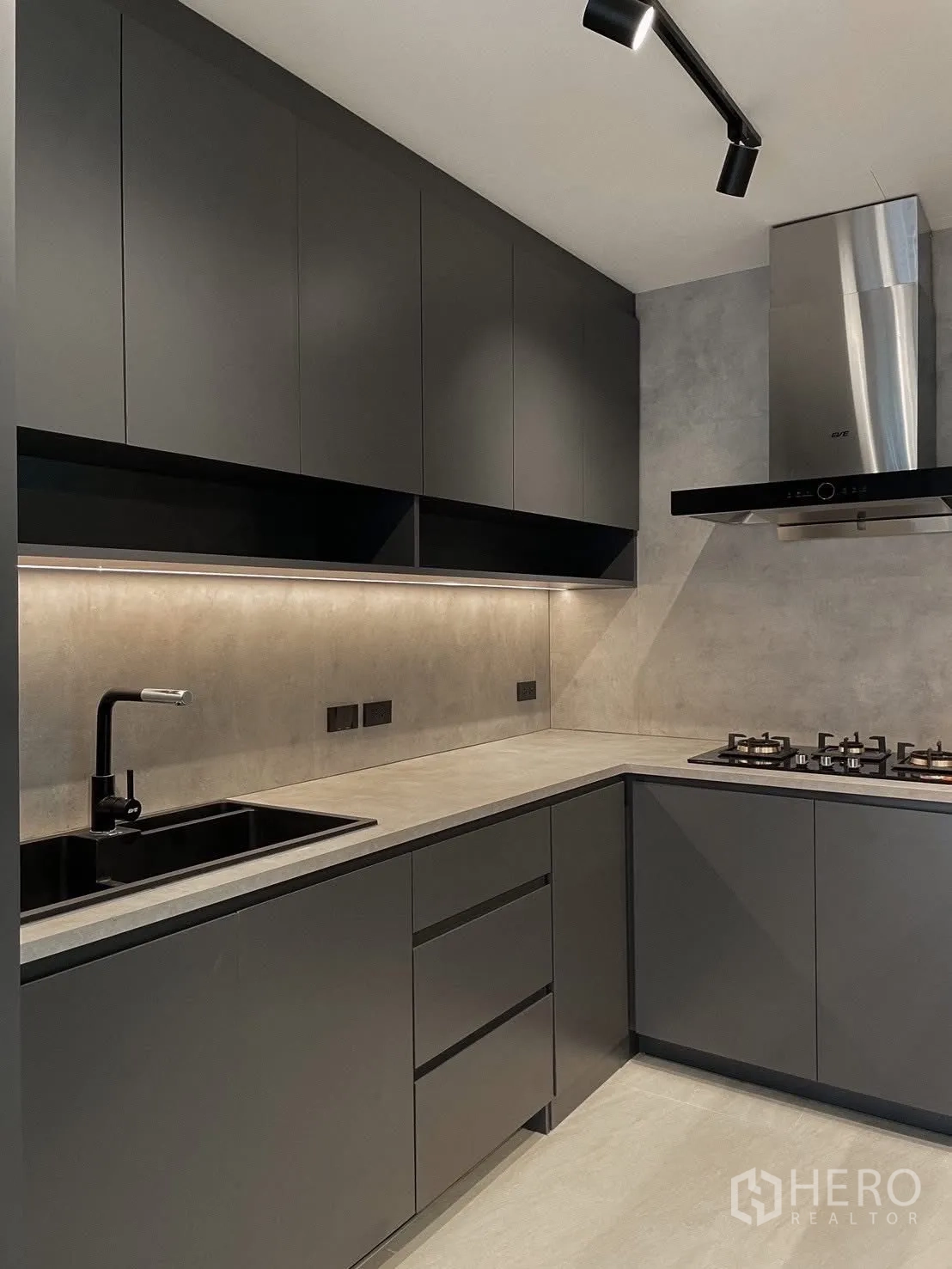 ทาวน์เฮาส์ ให้เช่าในPrawet, Bangkok - ครัวตู้แมตต์สีดำ อ่างล้างจาน เตา และไฟใต้ตู้