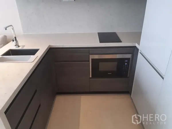 คอนโด ให้เช่าหรือขายในWatthana, Bangkok - ครัวรูปตัว U ทันสมัย เคาน์เตอร์หิน ซิงก์ เตาไฟฟ้า และไมโครเวฟบิลต์อิน