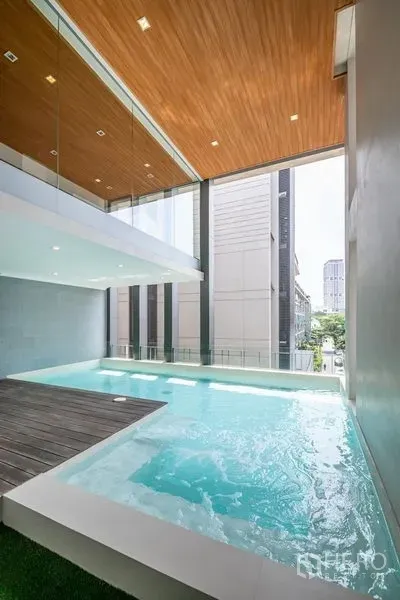 ทาวน์เฮาส์ ให้เช่าในKhlong Toei, Bangkok - มุมมองอีกด้านของสระแบบพลันจ์ ฝ้าไม้สูง โปร่งโล่ง