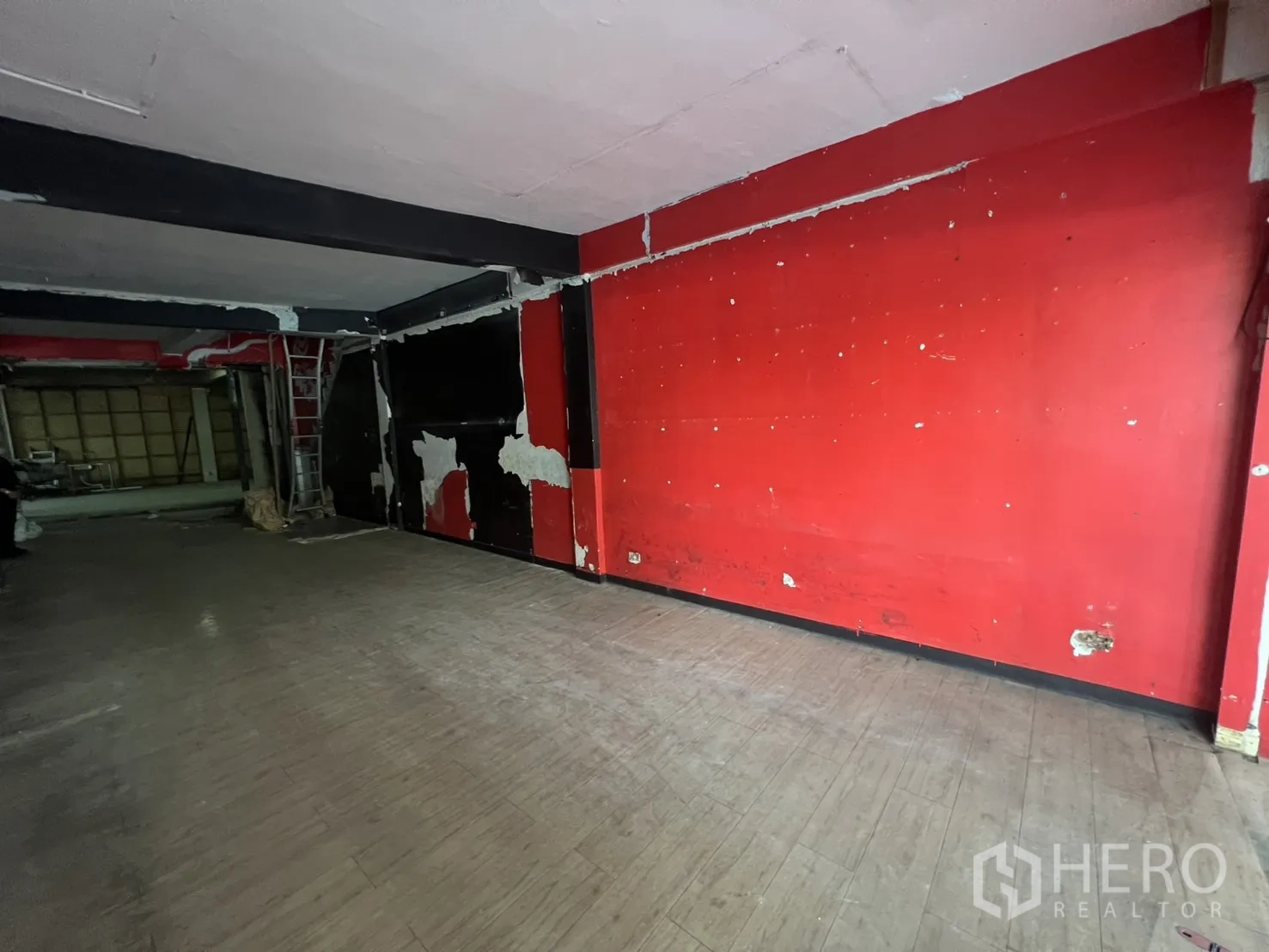 อาคารพาณิชย์ for rent in Khlong Toei, Bangkok - พื้นที่ร้านค้าแบบเปิดโล่ง ผนังสีแดงและคานเปลือย พร้อมรีโนเวท