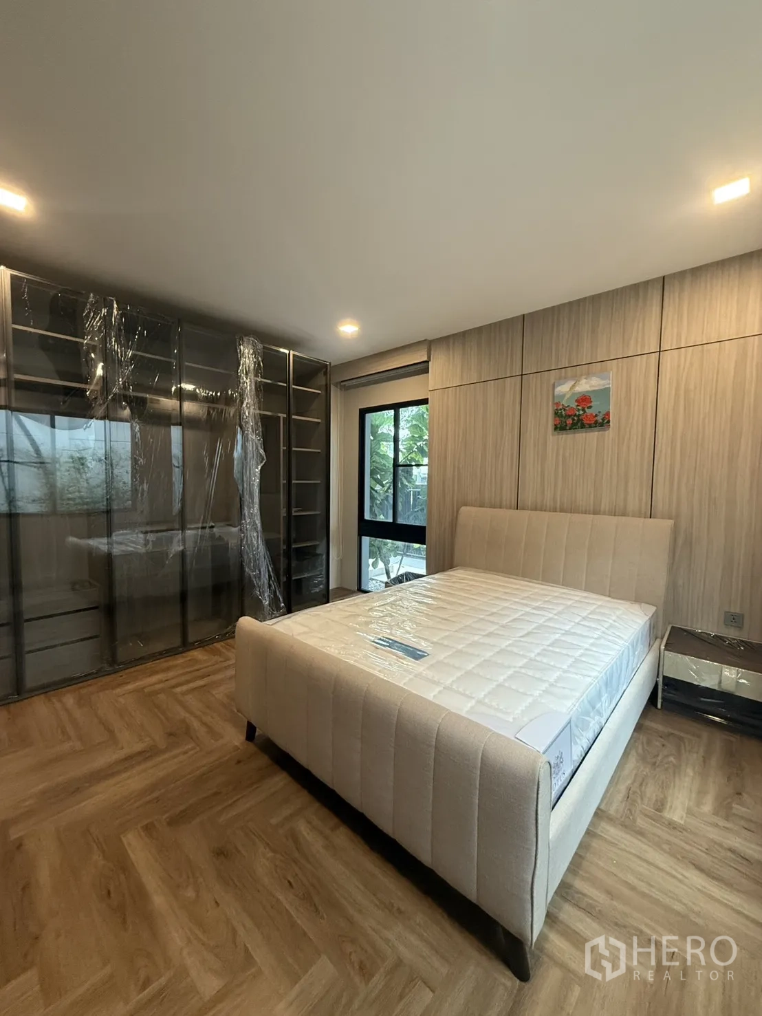 Detached House for rent in Saphan Sung, Bangkok - Guest bedroom with glass-front wardrobes and a new upholstered bed.