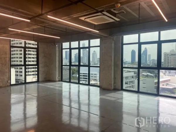 Office Space for rent in Khlong Toei, Bangkok - Bright corner office with wraparound windows and skyline views across Phrom Phong.