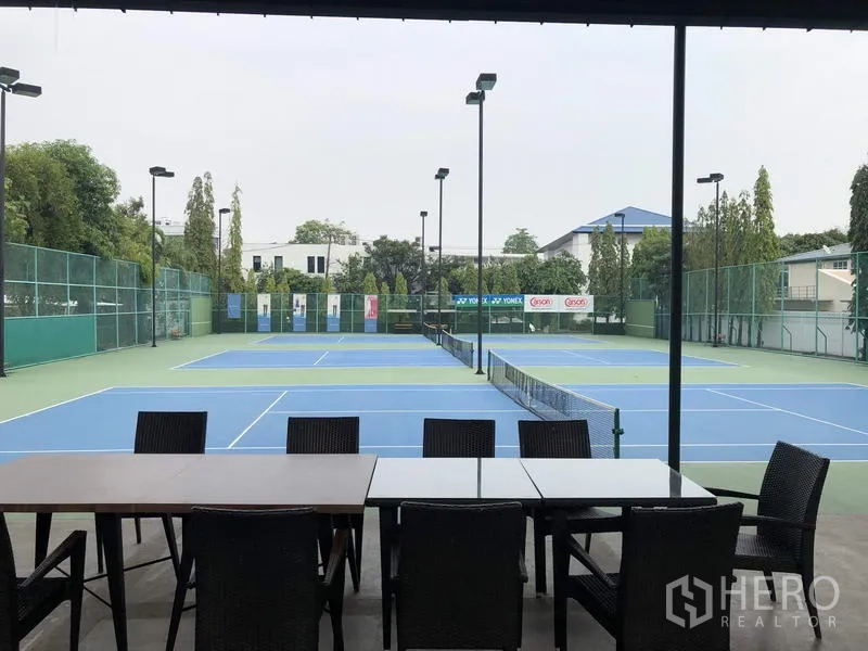 บ้าน ให้เช่าในKhan Na Yao, Bangkok - คอร์ตเทนนิสส่วนกลางพร้อมไฟส่องสว่างและที่นั่งในร่ม.