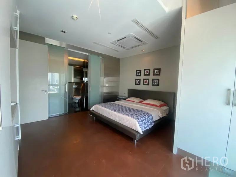 公寓 出租在Sathon, Bangkok - 第二卧面向套卫，滑动玻璃门与内置衣柜。