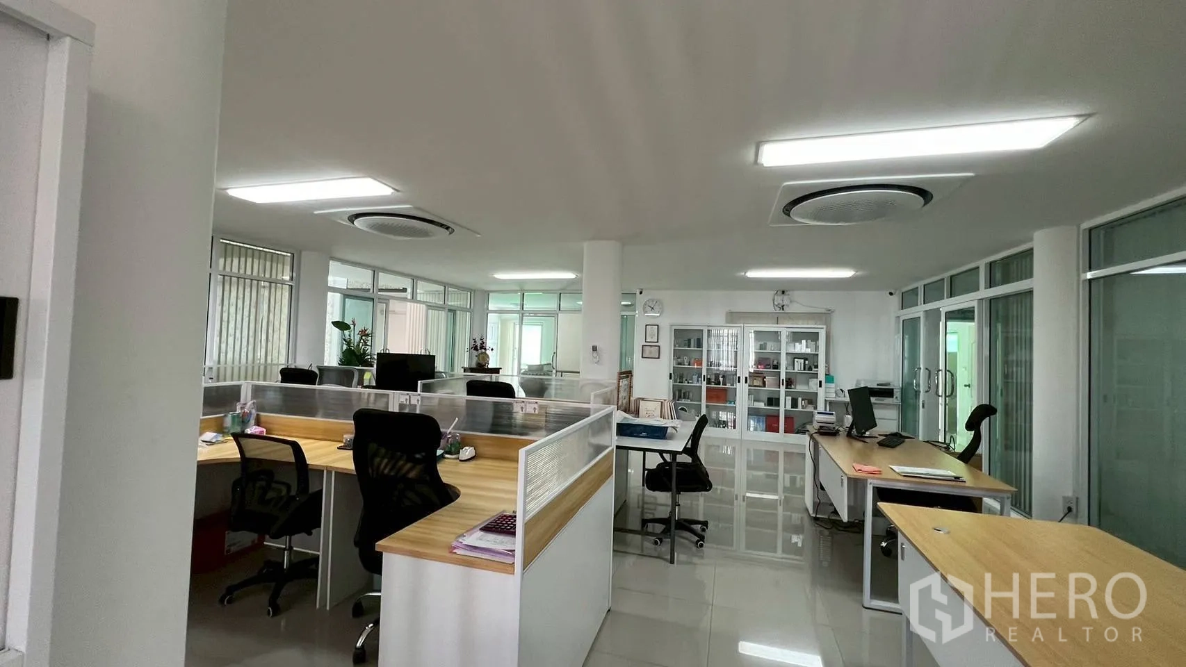 家庭办公室 for rent in Wang Thonglang, Bangkok - 办公楼层布置工位、玻璃隔断与圆形嵌入式空调。
