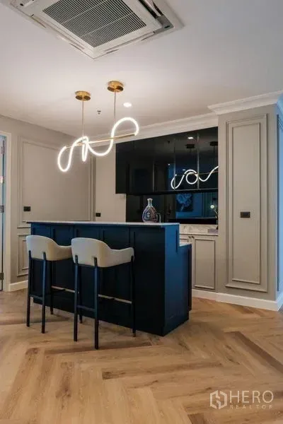 คอนโด ให้เช่าในKhlong Luang, Pathum Thani - ครัวเปิดพร้อมไอแลนด์สีน้ำเงิน เก้าอี้บาร์ และโคมไฟแขวนดีไซน์