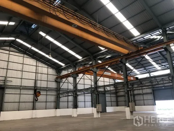 工厂 出租在Khlong Luang, Pathum Thani - 多台行车沿钢柱运行贯穿车间。