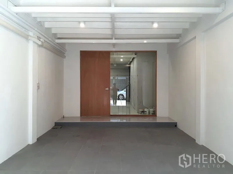 อาคารพาณิชย์ ให้เช่าในPhra Khanong, Bangkok - โชว์รูมชั้นล่างแบบเปิดโล่ง พร้อมผนังกระจกและประตูไม้หันหน้าออกถนน