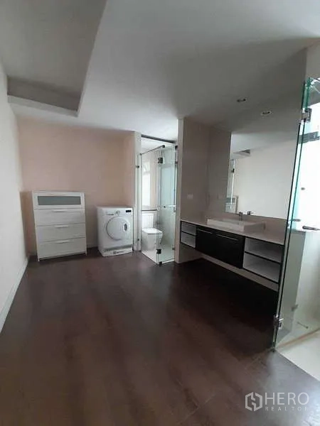 ทาวน์เฮาส์ ให้เช่าในKhlong Toei, Bangkok - ห้องอเนกประสงค์พร้อมเครื่องซักผ้า อ่างล้างหน้า และประตูกระจก