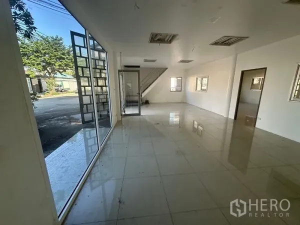 คลังสินค้า ให้เช่าในSaphan Sung, Bangkok - พื้นที่ออฟฟิศชั้นล่าง พื้นกระเบื้อง ประตูกระจก และบันไดภายในในโกดัง