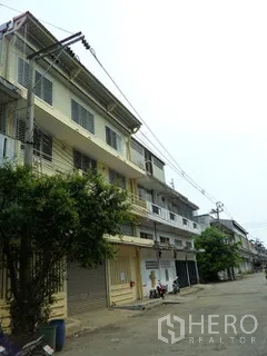 工厂 for rent in Thung Khru, Bangkok - 安静小巷一侧的多层工厂建筑排。
