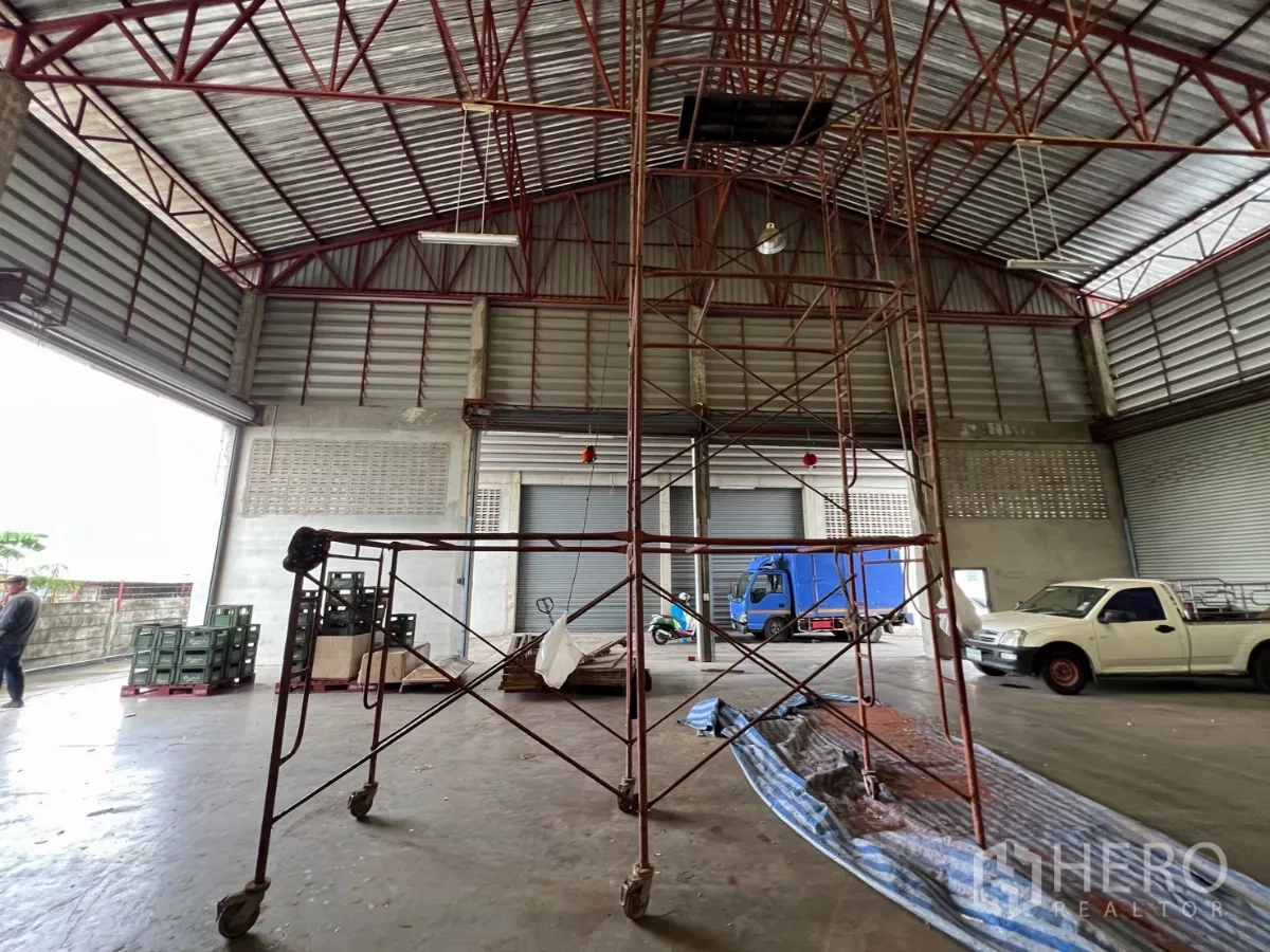 คลังสินค้า ให้เช่าในKhlong Sam Wa, Bangkok - พื้นโกดังโล่งพร้อมนั่งร้านเคลื่อนที่และประตูโหลดสินค้าขนาดใหญ่รับรถบรรทุก