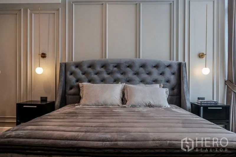 คอนโด ให้เช่าในKhlong Luang, Pathum Thani - ห้องนอนหลัก หัวเตียงกำมะหยี่ปักกระดุม พร้อมไฟห้อยข้างเตียง